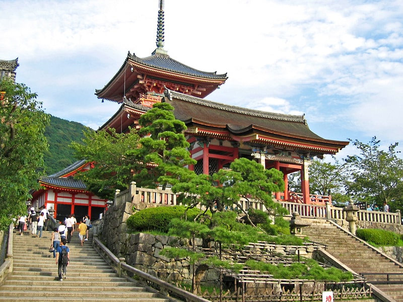 Visiting Kiyomizudera Temple with Japan Youth Travel offers an unforgettable glimpse into Kyoto’s spiritual heritage.